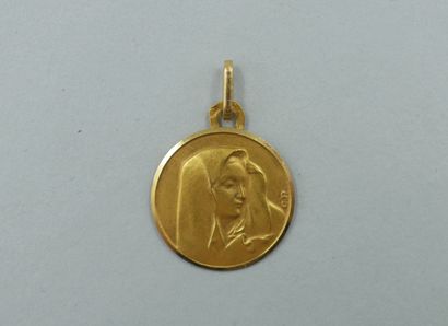 Medal in 18k yellow gold.

Weight : 1,20...
