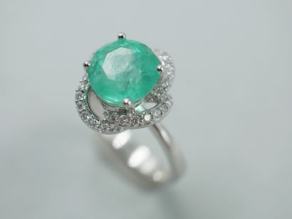 null 18k white gold ring centered with an emerald probably from Colombia of about...