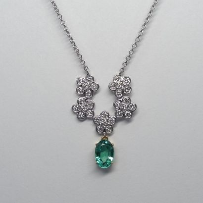 null Flower pendant with an oval emerald of 0,70cts approximately supported by daisies...