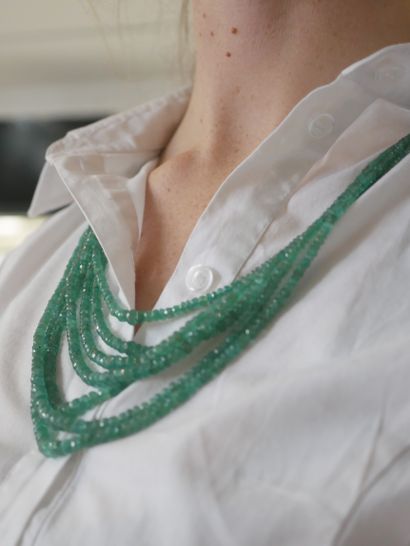 null Necklace composed of 7 rows of faceted emerald pearls for 400cts approximately...
