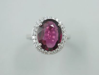 null Ring in 18k white gold surmounted by a rhodolite of about 7cts encircled by...