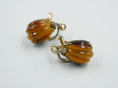 null Pair of earrings adorned with a tiger's eye in a 18k yellow gold setting set...
