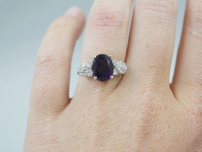 null Ring in 18k white gold set with an oval amethyst of 2.5cts in a knotted diamond-paved...