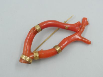 null Brooch in 18k yellow gold with a double branch of coral.

Length : 7,5cm. PB...