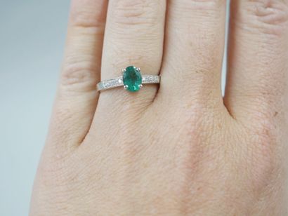 null 18k white gold ring centered on a 1ct oval emerald and two diamonds. 

PB :...