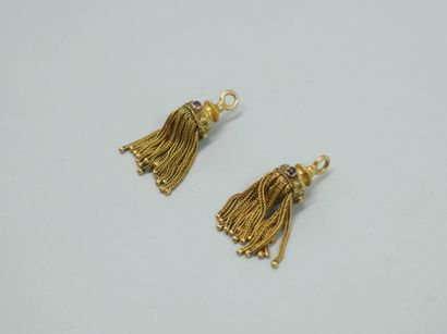 null Pair of 18k yellow gold tassels set with small tourmalines that can form earrings...