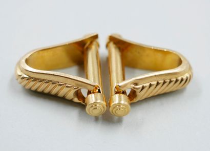 null Triangular cufflinks in 18k yellow gold chased with gadroons. 

Weight : 9,...