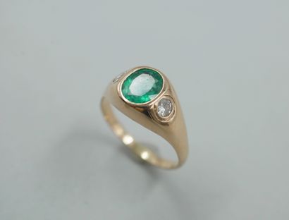 null Ring in 18k yellow gold set with an oval emerald and two diamonds in closed...