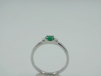 null 18k white gold ring set with an oval emerald and diamonds. 

PB : 2,50gr. TDD...