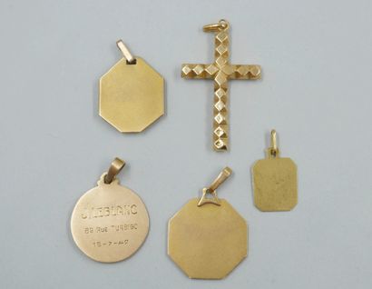 null Lot of three medals and a cross in 18k yellow gold. 

PB : 8,20gr. 

A medal...