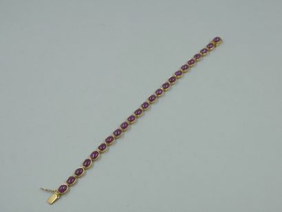 null Soft line bracelet in vermeil set with 23 rubies in cabochon. 

PB : 11,20gr....