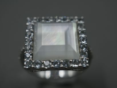 null Ring in 18k white gold surmounted by a quadrangular motif adorned with a mother-of-pearl...