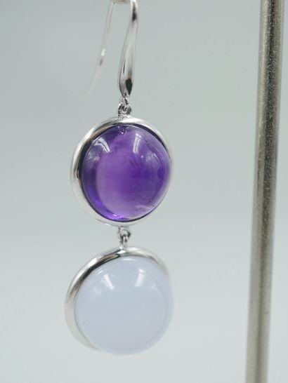 null Pair of 18k white gold earrings composed of an amethyst cabochon holding a chalcedony...