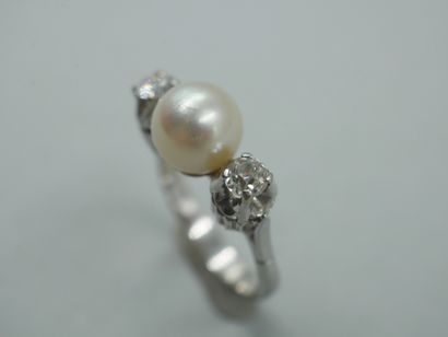 null 18k white gold ring with a cultured pearl and two old cut diamonds. 

PB : 5,40gr....