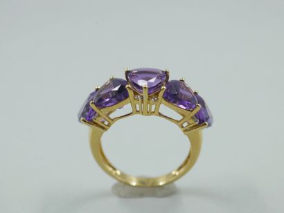 null Band ring in 18k yellow gold set with five amethysts and punctuated with diamonds....