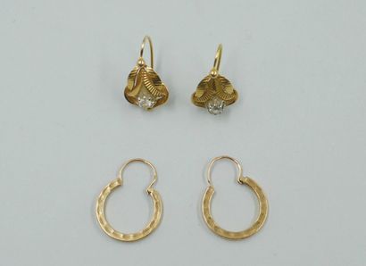 null Debris: Two pairs of earrings in 18k yellow gold. 

PB : 4,70gr