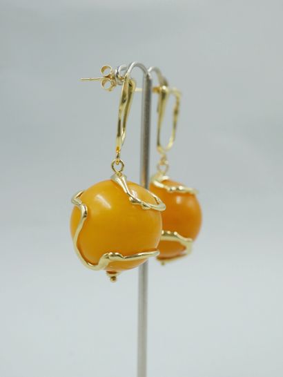 null 
Paire de pendants d'oreilles en or jaune 18k ornés de boules à l'imitation...