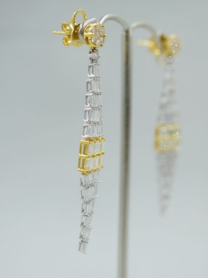 null Pair of 18k white and yellow gold drapery earrings with openwork diamond shapes...