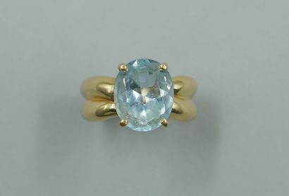 null Ring in 18k yellow gold surmounted by an oval aquamarine. 

PB : 5,70gr. TDD...