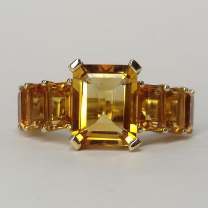null Ring in 18k yellow gold topped by seven emerald-cut citrines.

PB : 6,40gr -...