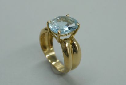 null Ring in 18k yellow gold surmounted by an oval aquamarine. 

PB : 5,70gr. TDD...