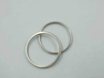null Two wedding rings in platinum. 

Weight : 2,50gr. TDD : 52 and 53.