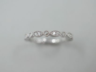null Retro wedding ring in 18k white gold with diamond-paved diamond and round motifs....
