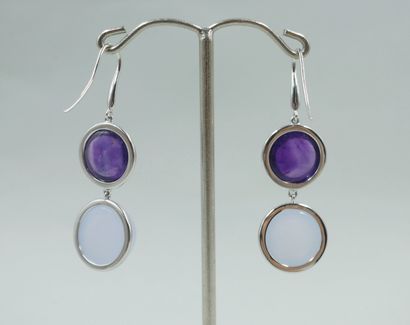 null Pair of 18k white gold earrings composed of an amethyst cabochon holding a chalcedony...