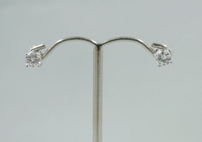 null Pair of 18k white gold earrings set with a diamond of 0,30cts each. 

PB : 1...