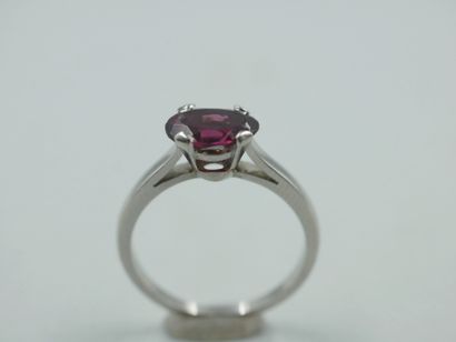 null Ring in platinum decorated with an oval garnet. 

PB : 3,80gr. TDD : 51.