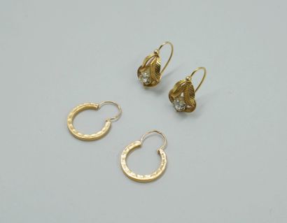 null Debris: Two pairs of earrings in 18k yellow gold. 

PB : 4,70gr