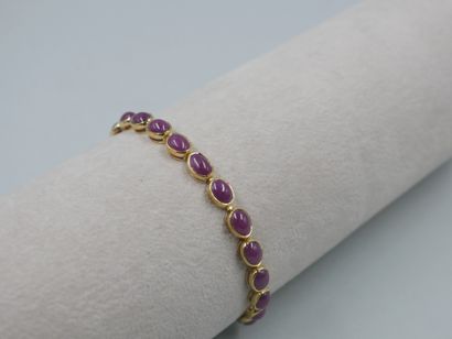 null Soft line bracelet in vermeil set with 23 rubies in cabochon. 

PB : 11,20gr....