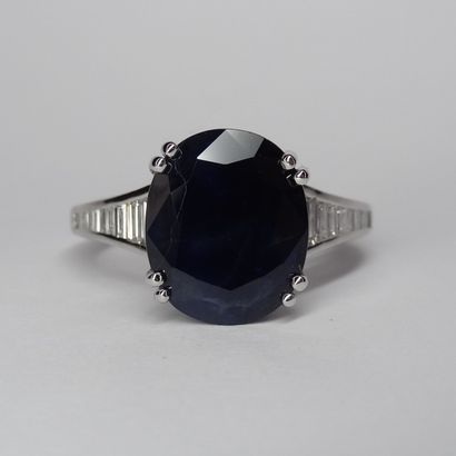 null Ring in 18k white gold set with an oval sapphire of 7.50cts and baguette-cut...