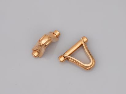 null Triangular cufflinks in 18k yellow gold chased with gadroons. 

Weight : 9,...