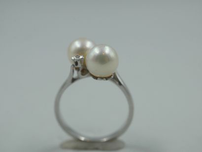 null Ring Vous Moi in 18k white gold decorated with two pearls and two diamonds....