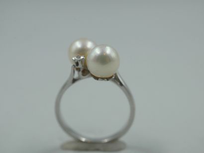 null Bague Vous Moi en or blanc 18k ornée de deux perles et deux diamants. 

PB :...