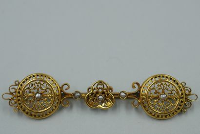 null Brooch in 18k yellow gold with openwork decoration of interlacing, punctuated...