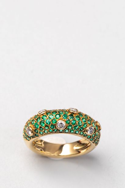 null 18k yellow gold ring paved with emeralds and brilliant-cut diamonds. 

PB :...