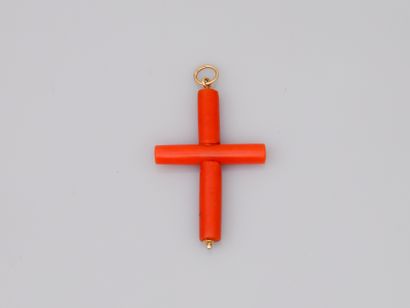 null Cross in 18k yellow gold and coral beads.

Length: 3cm. PB : 2,20gr.
