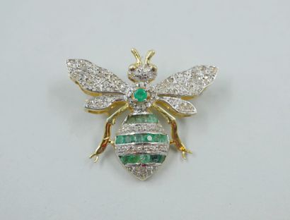 null Broche en vermeil représentant une abeille sertie de diamants et d'émeraudes...