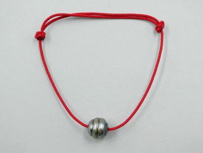 null Grey Tahitian pearl mounted in a bracelet. 

Diameter: 10mm.