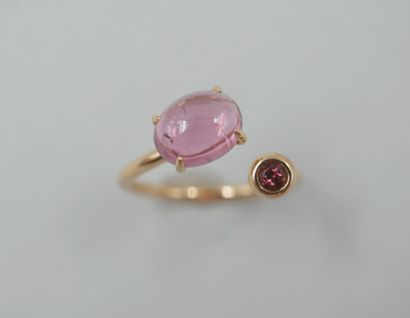 null Bague Vous Moi en or rose 18k surmontée de tourmalines roses, l'une en cabochon...