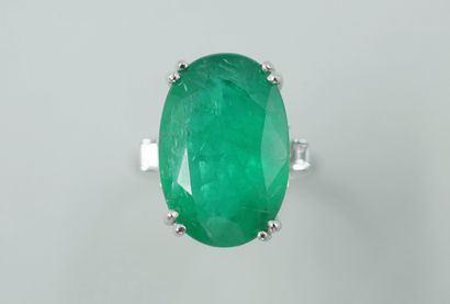 null 18k white gold ring set with a 7cts emerald and six baguette-cut diamonds. 

PB...