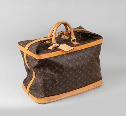 null LOUIS VUITTON

Large bag in monogrammed canvas and leather. 

Closed height:...