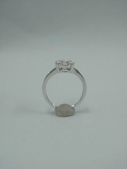 null Flower ring in 18k white gold set with a round pavement of seven brilliant-cut...
