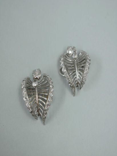 null Pair of 18k white gold ear clips in the shape of a stylized openwork leaf set...