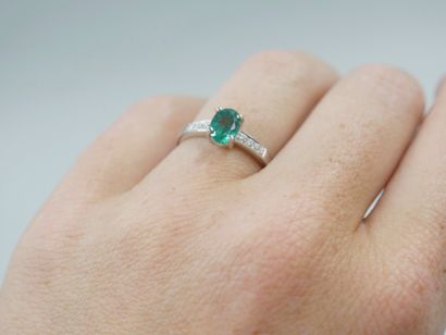 null 18k white gold ring centered on a 1ct oval emerald and two diamonds. 

PB :...