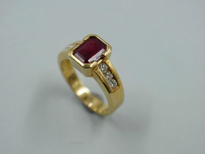 null 18k yellow gold ring topped with a square ruby of 2.5cts approximately, set...