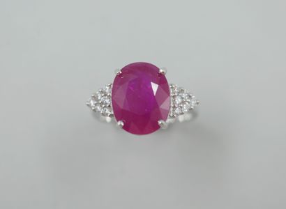 null 18k white gold ring set with a large oval ruby of about 6cts, with triangular...