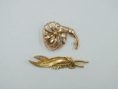 null Lot of two 18k yellow gold brooches, one decorated with two feathers, the other...